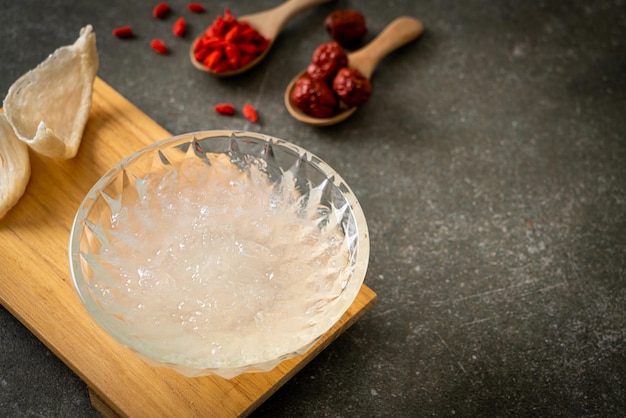 Zuppa di nido d'uccello commestibile in ciotola di vetro