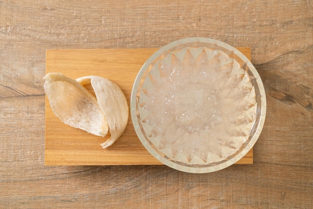 Zuppa di nido d'uccello commestibile in ciotola di vetro