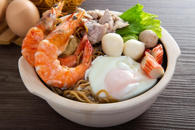 Zuppa di noodle ai frutti di mare Yee Mee in pentola di terracotta