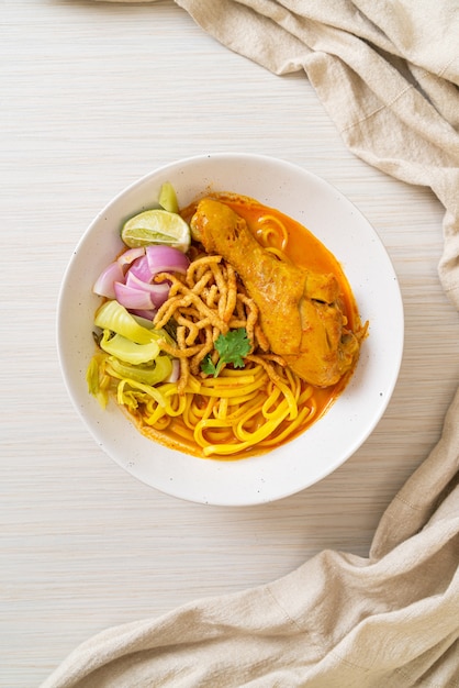 Zuppa di noodle al curry della Thailandia settentrionale con pollo (Kao Soi Kai)