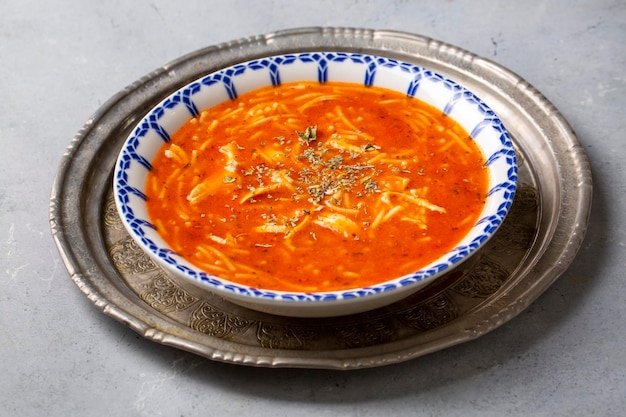 Zuppa di noodle al pollo con pomodoro. nome turco; Domatesli tavuklu sehriye corbasi