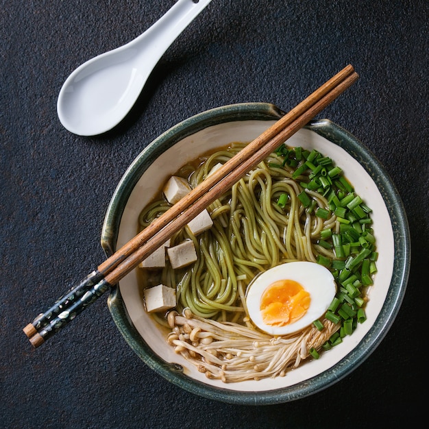 Zuppa di noodle asiatici