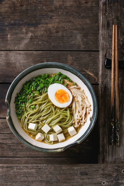 Zuppa di noodle asiatici