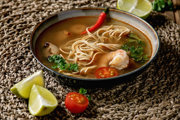 Zuppa di noodle asiatici