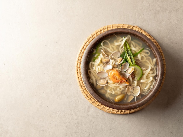 Zuppa di noodle con vongole haemul kalguksu