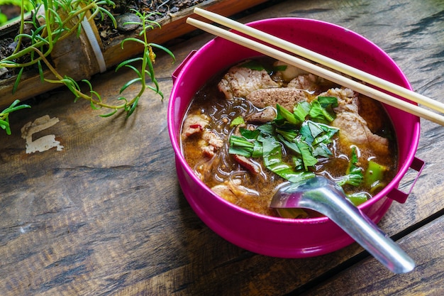 Zuppa di noodle di cellophane thailandese con polpette.