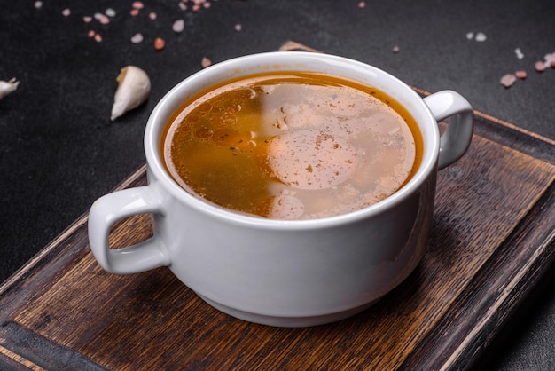 Zuppa di noodle di pollo con prezzemolo e verdure in un piatto bianco