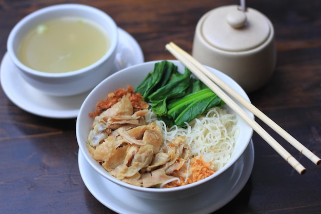 zuppa di noodle di pollo con sfondo di cibo in stile asiatico cinese