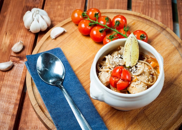 Zuppa di noodle di pollo Pho Bo Cibo tailandese