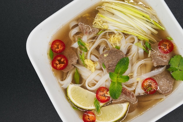 Zuppa di noodle vietnamita Pho Bo con carne di manzo e spezie