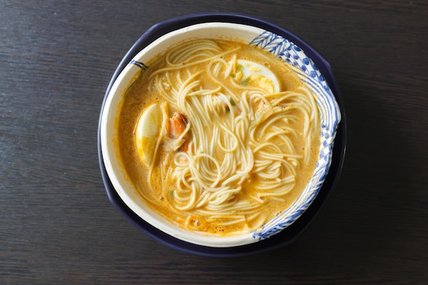 Zuppa di noodles asiatici, ramen con gamberi e uova