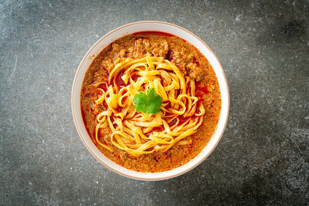 Zuppa di noodles cinesi dello Yunnan piccante o Kwa Meng - Stile di cibo asiatico