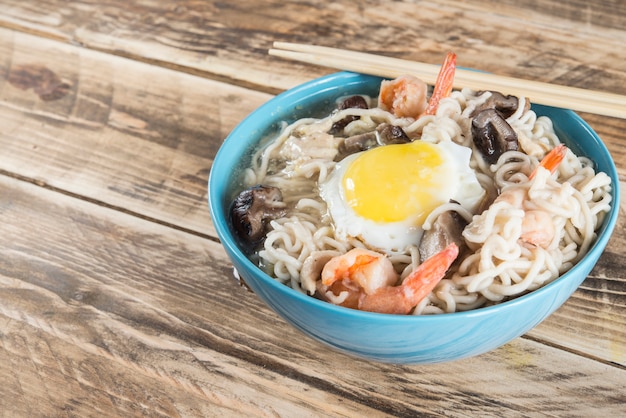 Zuppa di noodles istantanei con gamberi, uova e funghi.