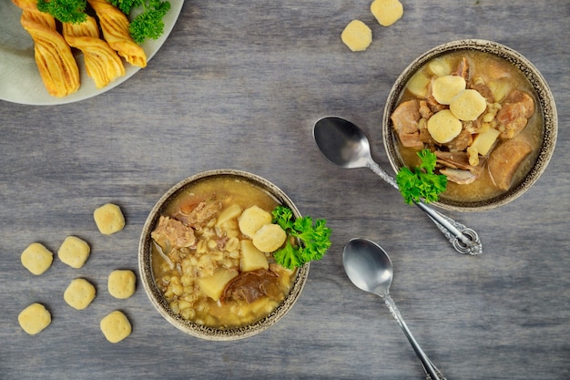 Zuppa di orzo perlato con funghi e patate. Cibo salutare.