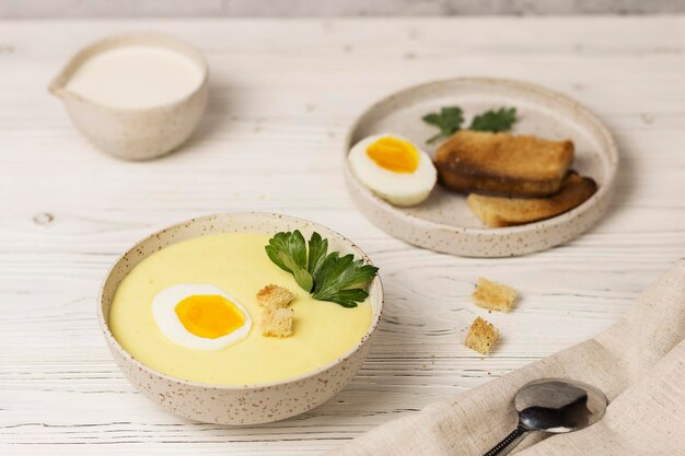 zuppa di panna con pane tostato e uova