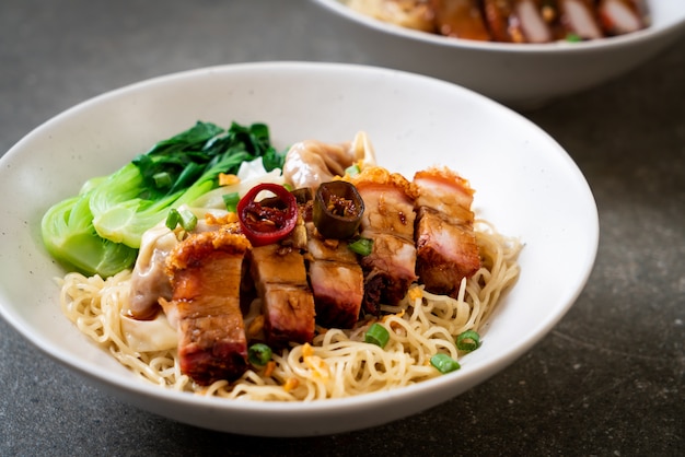 zuppa di pasta all'uovo con pancetta di maiale croccante e wonton