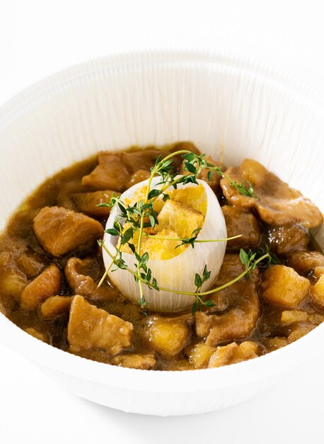 Zuppa di patate e funghi porcini freschi con cipolla caramellata Menù per ristorante in cassetta per delivery