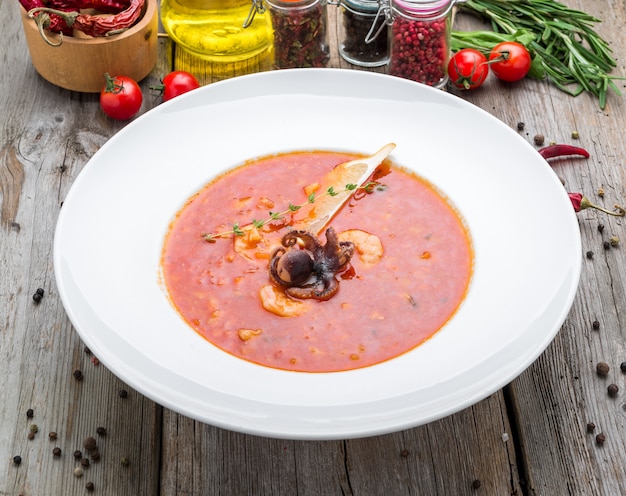 Zuppa di pesce bouillabaisse con gamberi