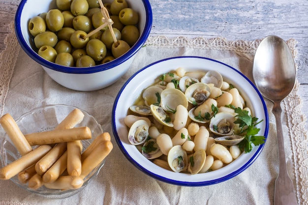 Zuppa di pesce con olive e grissini