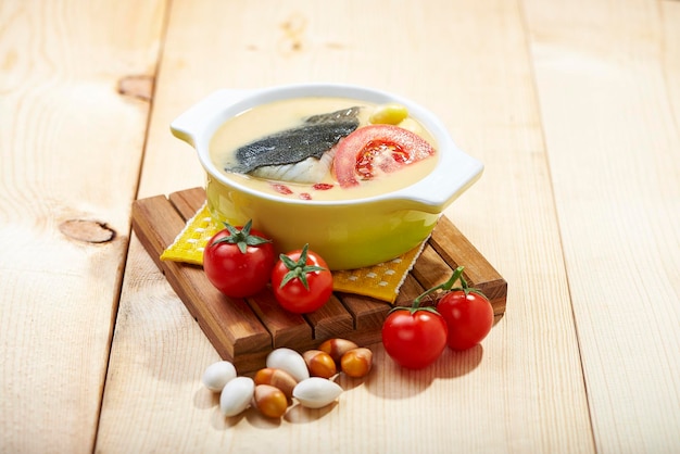 Zuppa di pesce con pomodoro ginkgo e wolfberry servita in una ciotola isolata sulla vista laterale del tovagliolo del cibo di hong kong