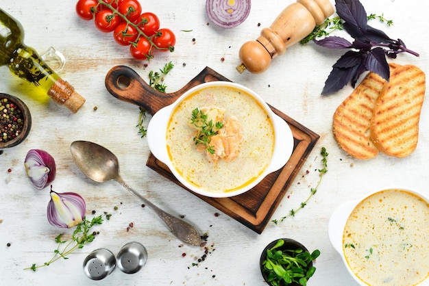 Zuppa di pesce con verdure Zuppa in una ciotola Vista dall'alto Spazio libero per il testo