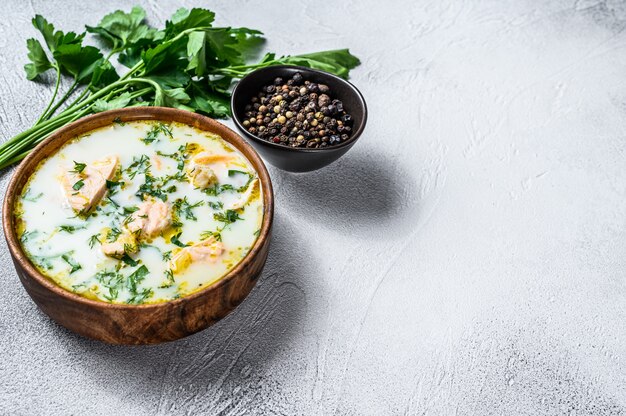 Zuppa di pesce cremosa con salmone, trota, patate e prezzemolo., Vista dall'alto.