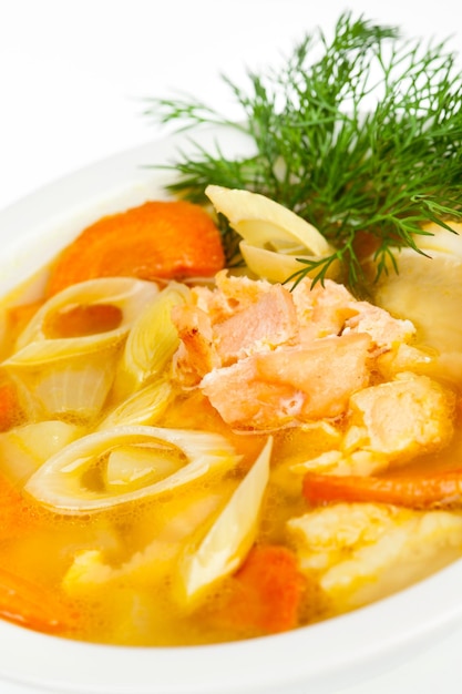 Zuppa di pesce da vicino sul bianco