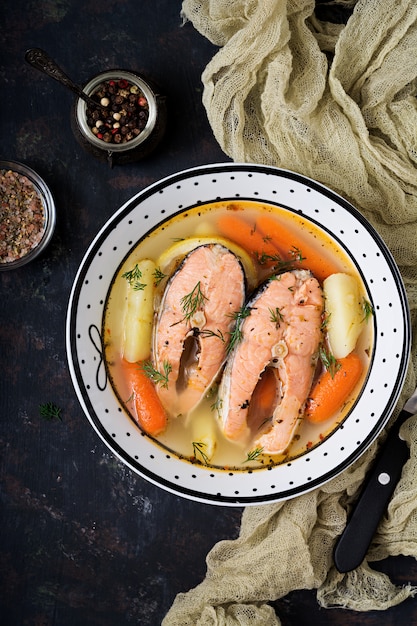 Zuppa di pesce di salmone con verdure in ciotola.