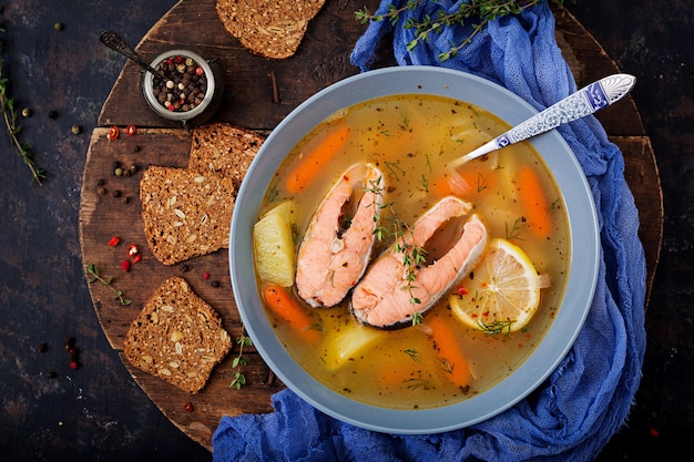 Zuppa di pesce di salmone con verdure in una ciotola