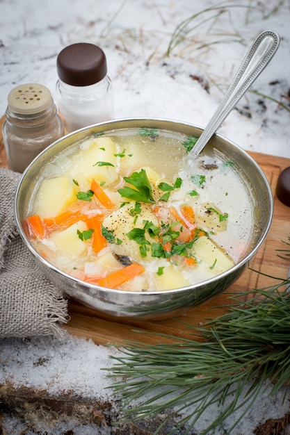 Zuppa di pesce fresco con spezie, cotta sul fuoco. Preso sulla natura della zuppa di pesce.