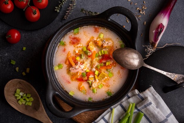 Zuppa di pesce salmone con verdure cibo sano caldo