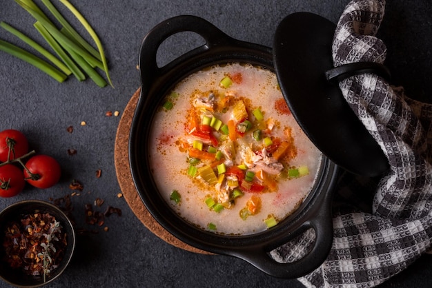 Zuppa di pesce salmone con verdure cibo sano caldo