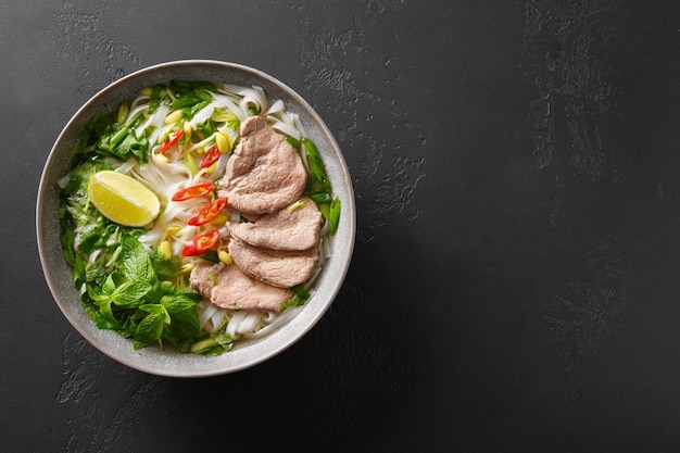 Zuppa di Pho bo con carne di manzo in una ciotola di cucina vietnamita