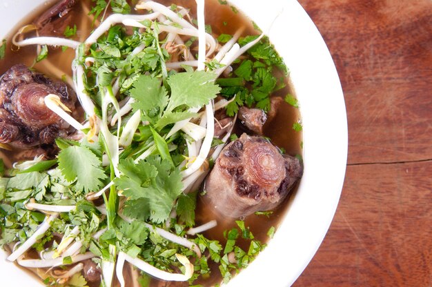 Zuppa di pho di coda di bue, un pasto classico vietnamita