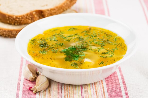 Zuppa di piselli alle erbe e pane con semi di sesamo