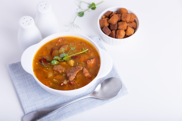 Zuppa di piselli con carne e salsicce affumicate