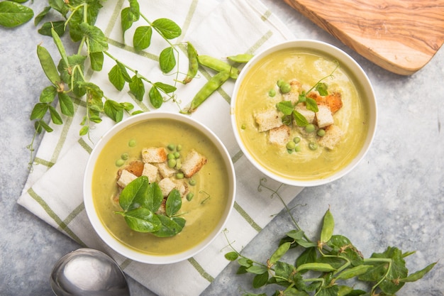 Zuppa di piselli con piselli.