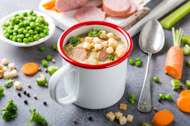 Zuppa di piselli fatta in casa con salsiccia e crostini