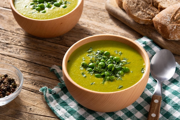 Zuppa di piselli in una ciotola di legno