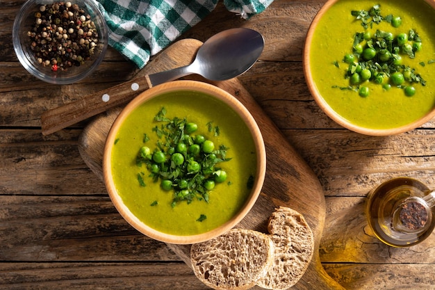 Zuppa di piselli in una ciotola di legno