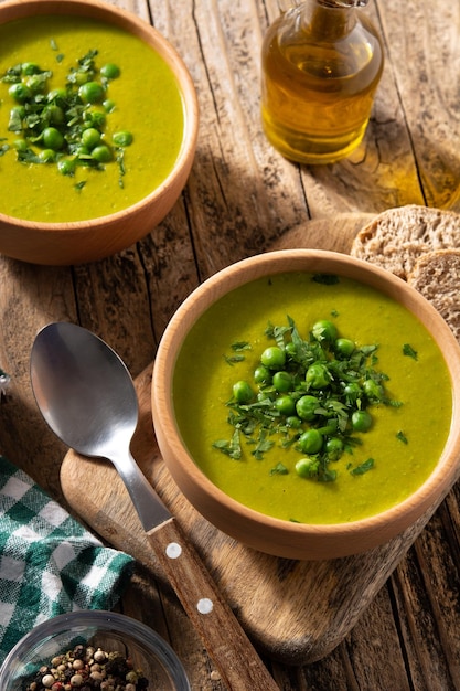 Zuppa di piselli in una ciotola di legno