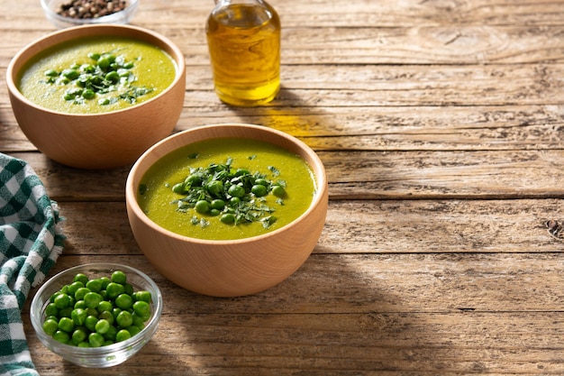 Zuppa di piselli in una ciotola di legno