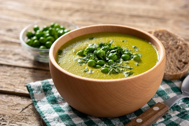 Zuppa di piselli in una ciotola di legno