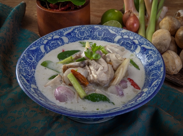 Zuppa di pollo al cocco (cibo tailandese Kha Kha Kha)