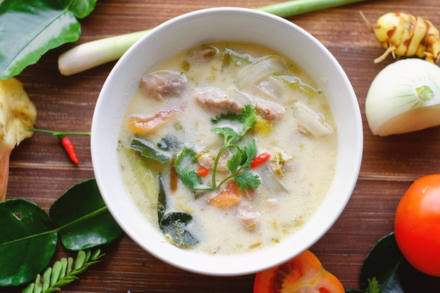 Zuppa di pollo al cocco (Tom Kha Gai). Cucina tailandese