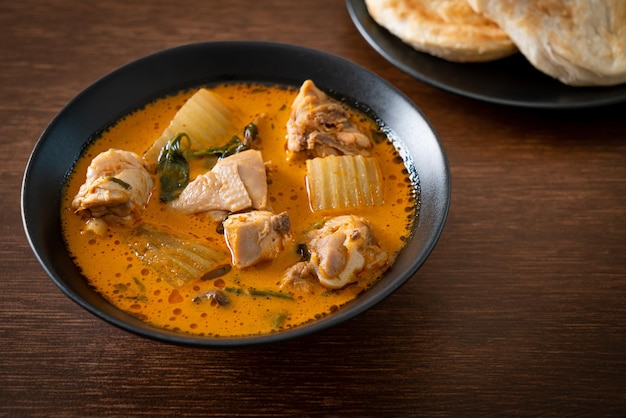 Zuppa di pollo al curry con roti o naan con pollo tikka masala - stile asiatico