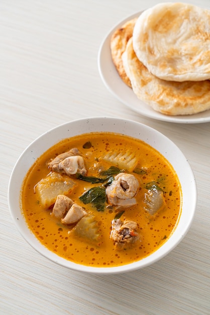 Zuppa di pollo al curry con roti o naan con pollo tikka masala - stile asiatico