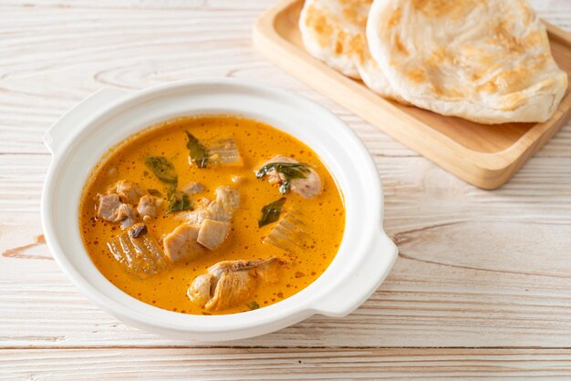 Zuppa di pollo al curry con roti o naan con pollo tikka masala - stile asiatico