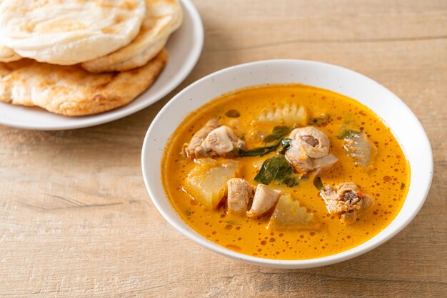 Zuppa di pollo al curry con roti