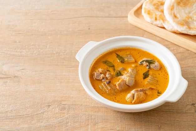 Zuppa di pollo al curry con roti